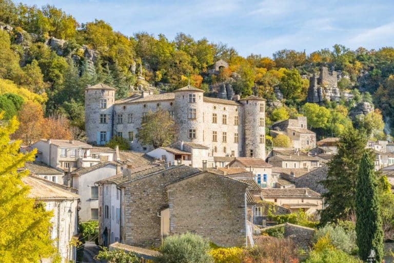 ces villages abandonnes en france qui racontent des histoires oubliees 1